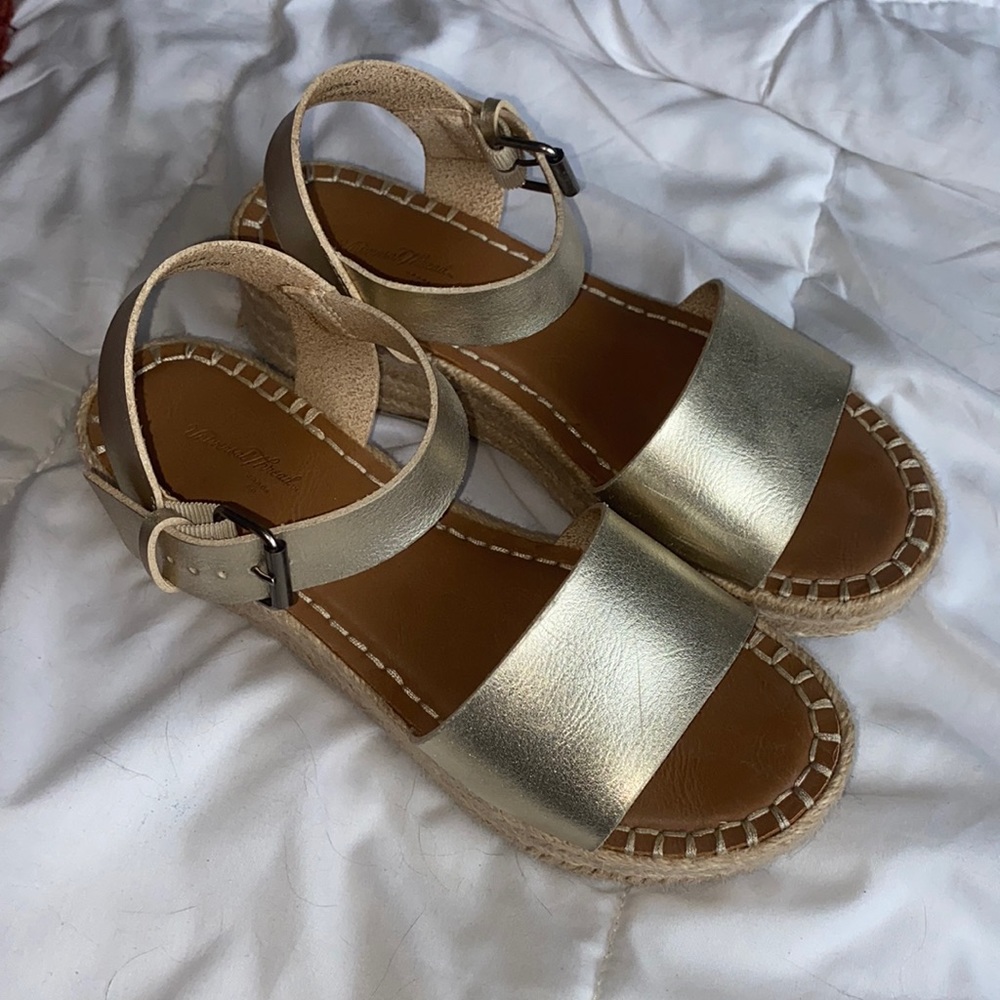 Universal Thread Platform Sandals